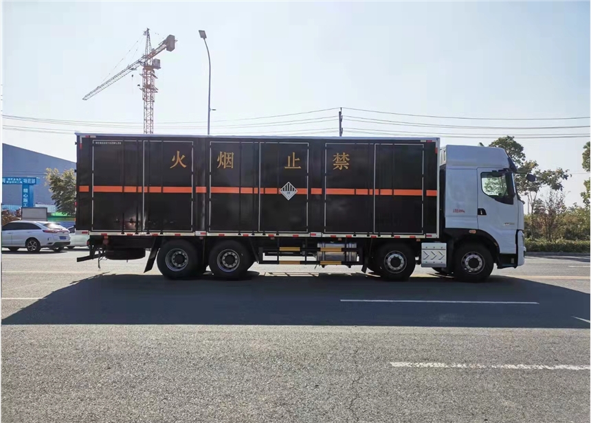 南平江铃宽体2.4吨国六危险品车 